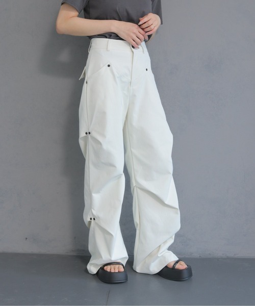 cheriella(シェリエラ)の「【cheriella】ハイウエスト サイドタックフレアパンツ HIGH WAIST SIDE TUCK FLARE PANTS(スラックス・レディース・オフホワイト/チャコールグレー/ブラック・M/S)」の9枚目の写真