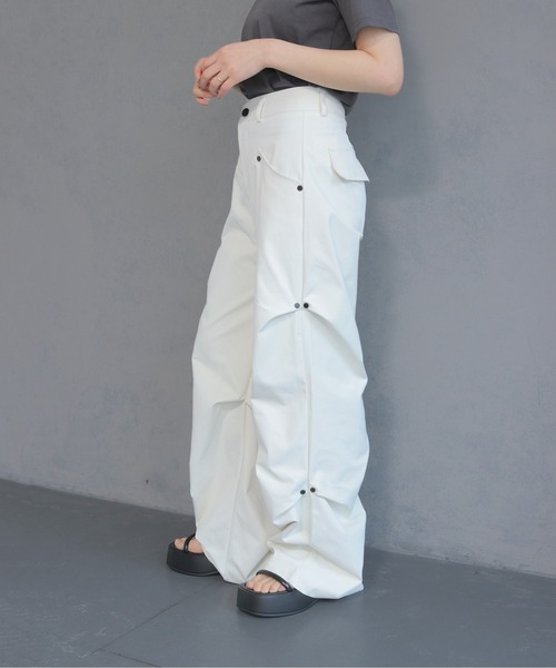 cheriella(シェリエラ)の「【cheriella】ハイウエスト サイドタックフレアパンツ HIGH WAIST SIDE TUCK FLARE PANTS(スラックス・レディース・オフホワイト/チャコールグレー/ブラック・M/S)」の10枚目の写真