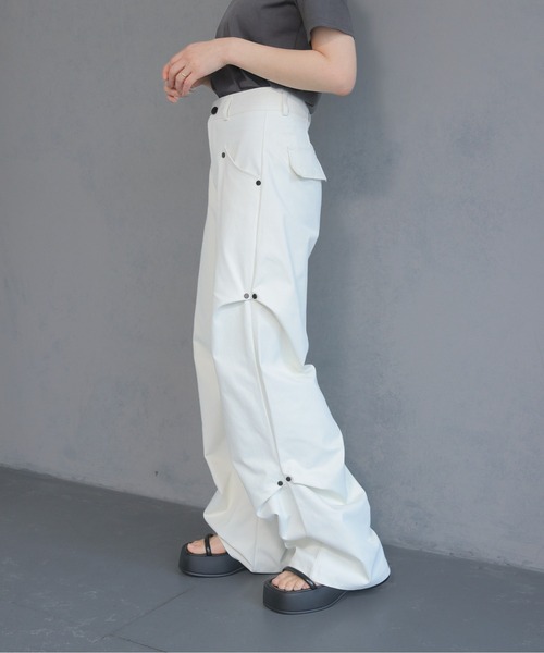 cheriella(シェリエラ)の「【cheriella】ハイウエスト サイドタックフレアパンツ HIGH WAIST SIDE TUCK FLARE PANTS(スラックス・レディース・オフホワイト/チャコールグレー/ブラック・M/S)」の11枚目の写真