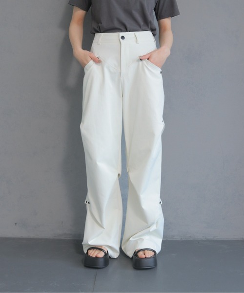 cheriella(シェリエラ)の「【cheriella】ハイウエスト サイドタックフレアパンツ HIGH WAIST SIDE TUCK FLARE PANTS(スラックス・レディース・オフホワイト/チャコールグレー/ブラック・M/S)」の7枚目の写真