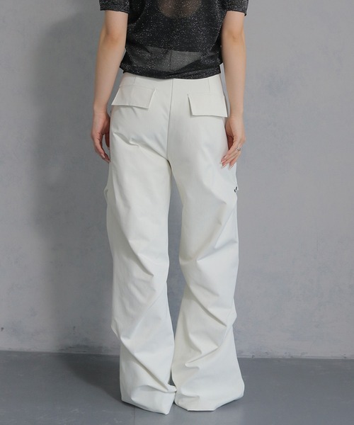 cheriella(シェリエラ)の「【cheriella】ハイウエスト サイドタックフレアパンツ HIGH WAIST SIDE TUCK FLARE PANTS(スラックス・レディース・オフホワイト/チャコールグレー/ブラック・M/S)」の5枚目の写真