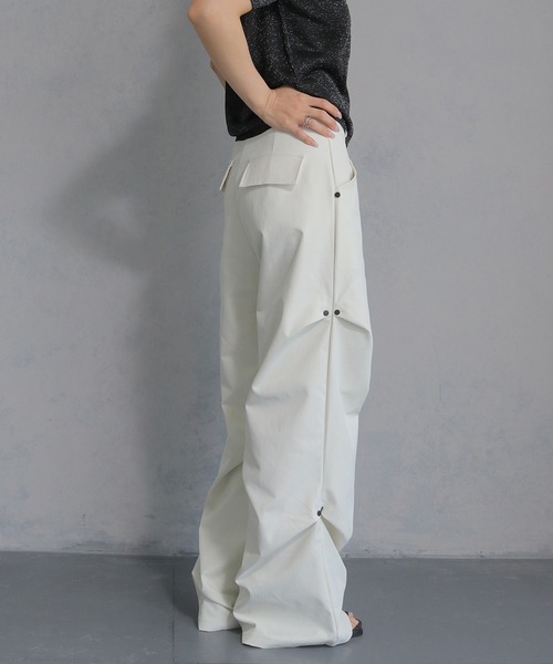 cheriella(シェリエラ)の「【cheriella】ハイウエスト サイドタックフレアパンツ HIGH WAIST SIDE TUCK FLARE PANTS(スラックス・レディース・オフホワイト/チャコールグレー/ブラック・M/S)」の4枚目の写真