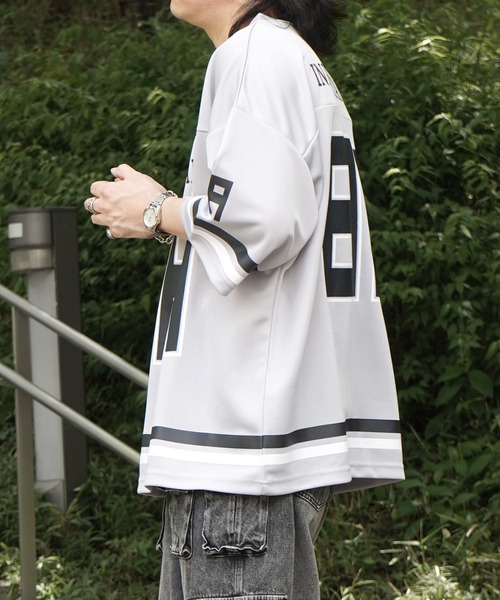 INHABITANT(インハビタント)の「【INHABITANT】ビッグシルエット フロントナンバリングプリント 半袖フットボールTシャツ カットソー ユニセックス(Tシャツ/カットソー・メンズ・ブラック/ホワイト/グレー・L/M)」の12枚目の写真