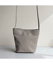 エーゼロ（エーゼロ）の「《牛革》ミニバケットショルダーバッグ（ショルダーバッグ）」