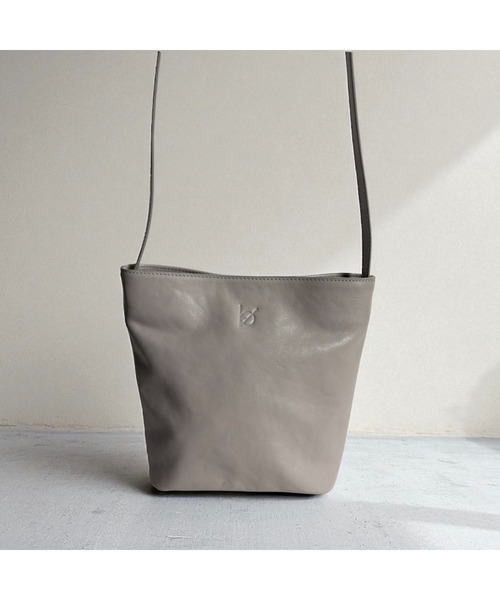 エーゼロ（エーゼロ）の「《牛革》ミニバケットショルダーバッグ（ショルダーバッグ・レディース・ブラック/グレイッシュベージュ・FREE）」の2枚目の写真