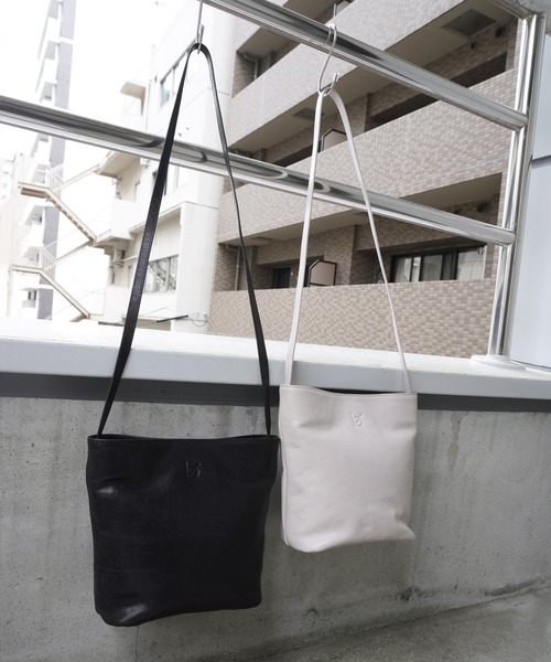 エーゼロ（エーゼロ）の「《牛革》ミニバケットショルダーバッグ（ショルダーバッグ・レディース・ブラック/グレイッシュベージュ・FREE）」の11枚目の写真