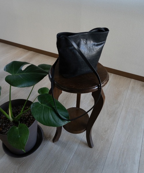 エーゼロ（エーゼロ）の「《牛革》ミニバケットショルダーバッグ（ショルダーバッグ・レディース・ブラック/グレイッシュベージュ・FREE）」の9枚目の写真