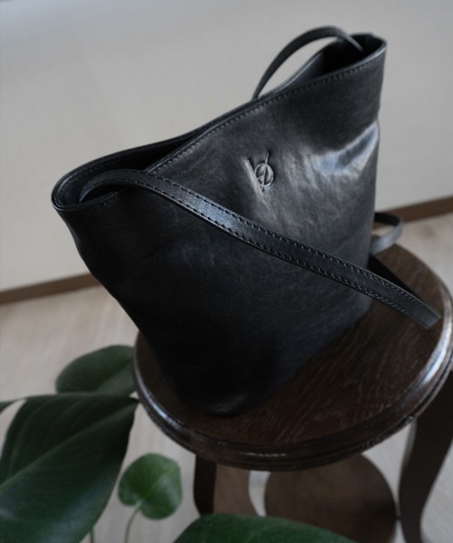 エーゼロ（エーゼロ）の「《牛革》ミニバケットショルダーバッグ（ショルダーバッグ・レディース・ブラック/グレイッシュベージュ・FREE）」の10枚目の写真