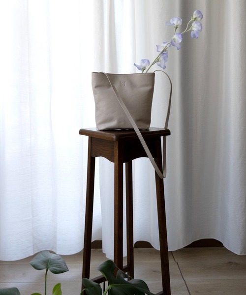 エーゼロ（エーゼロ）の「《牛革》ミニバケットショルダーバッグ（ショルダーバッグ・レディース・ブラック/グレイッシュベージュ・FREE）」の7枚目の写真