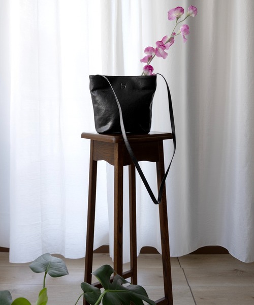 エーゼロ（エーゼロ）の「《牛革》ミニバケットショルダーバッグ（ショルダーバッグ・レディース・ブラック/グレイッシュベージュ・FREE）」の8枚目の写真