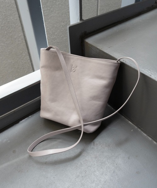 エーゼロ（エーゼロ）の「《牛革》ミニバケットショルダーバッグ（ショルダーバッグ・レディース・ブラック/グレイッシュベージュ・FREE）」の4枚目の写真