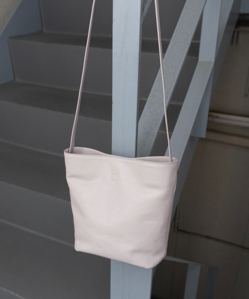 エーゼロ（エーゼロ）の「《牛革》ミニバケットショルダーバッグ（ショルダーバッグ・レディース・ブラック/グレイッシュベージュ・FREE）」の5枚目の写真