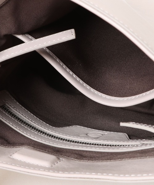 エーゼロ（エーゼロ）の「《牛革》ミニバケットショルダーバッグ（ショルダーバッグ・レディース・ブラック/グレイッシュベージュ・FREE）」の17枚目の写真