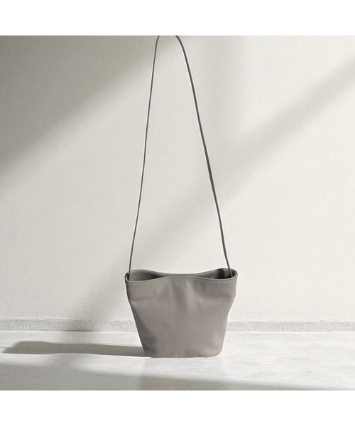 エーゼロ（エーゼロ）の「《牛革》ミニバケットショルダーバッグ（ショルダーバッグ・レディース・ブラック/グレイッシュベージュ・FREE）」の18枚目の写真