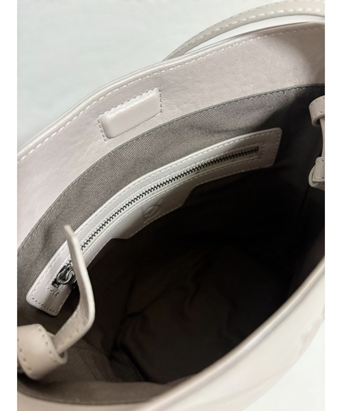 エーゼロ（エーゼロ）の「《牛革》ミニバケットショルダーバッグ（ショルダーバッグ・レディース・ブラック/グレイッシュベージュ・FREE）」の21枚目の写真