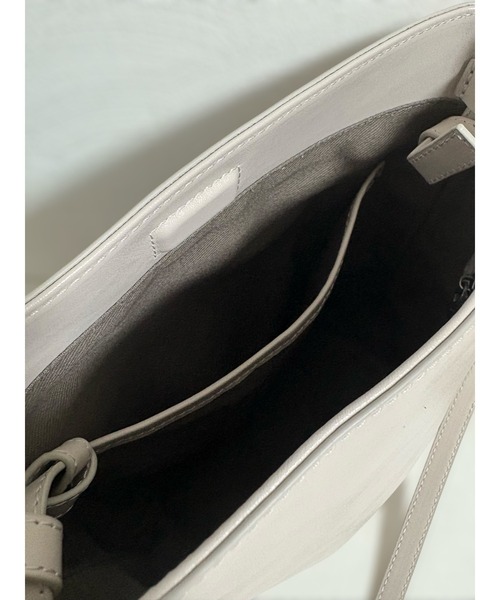 エーゼロ（エーゼロ）の「《牛革》ミニバケットショルダーバッグ（ショルダーバッグ・レディース・ブラック/グレイッシュベージュ・FREE）」の22枚目の写真