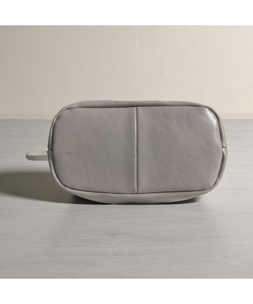 エーゼロ（エーゼロ）の「《牛革》ミニバケットショルダーバッグ（ショルダーバッグ・レディース・ブラック/グレイッシュベージュ・FREE）」の19枚目の写真