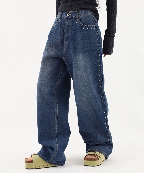 by muni:r(バイ ムニール)の「ワイドサイドスタッズパンツ(デニムパンツ・レディース・ブルー・SMALL/MEDIUM)」の4枚目の写真