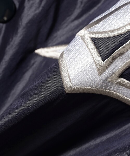 BEAMS（ビームス）の「【撥水】ワイドショートフィット ナイロン バーシティ ジャケット（ブルゾン・メンズ・ベージュ/ネイビー・S/M/L/XL）」の16枚目の写真