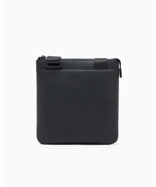 ARMANI EXCHANGE（アルマーニエクスチェンジ）の「【A|X アルマーニ エクスチェンジ】オーバーサイズエンボスロゴ フラットショルダーバッグ（ショルダーバッグ・メンズ・ブラック・FREE）」の3枚目の写真