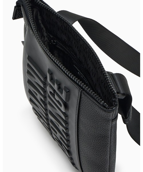 ARMANI EXCHANGE（アルマーニエクスチェンジ）の「【A|X アルマーニ エクスチェンジ】オーバーサイズエンボスロゴ フラットショルダーバッグ（ショルダーバッグ・メンズ・ブラック・FREE）」の4枚目の写真