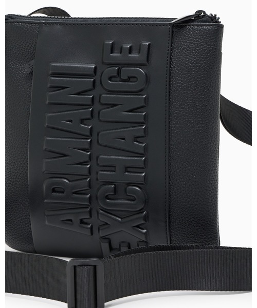 ARMANI EXCHANGE（アルマーニエクスチェンジ）の「【A|X アルマーニ エクスチェンジ】オーバーサイズエンボスロゴ フラットショルダーバッグ（ショルダーバッグ・メンズ・ブラック・FREE）」の5枚目の写真