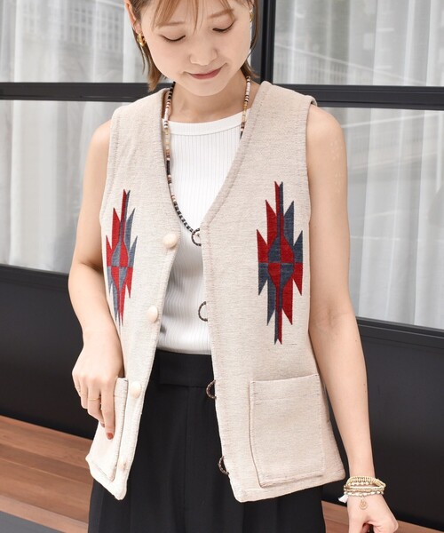 SHIPS（シップス）の「【SHIPS別注】UHURU:ジャカード  ベスト（ベスト・レディース・ナチュラル/ブラック・ONE SIZE）」の21枚目の写真
