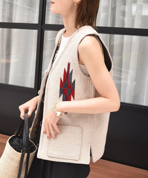 SHIPS（シップス）の「【SHIPS別注】UHURU:ジャカード  ベスト（ベスト・レディース・ナチュラル/ブラック・ONE SIZE）」の22枚目の写真