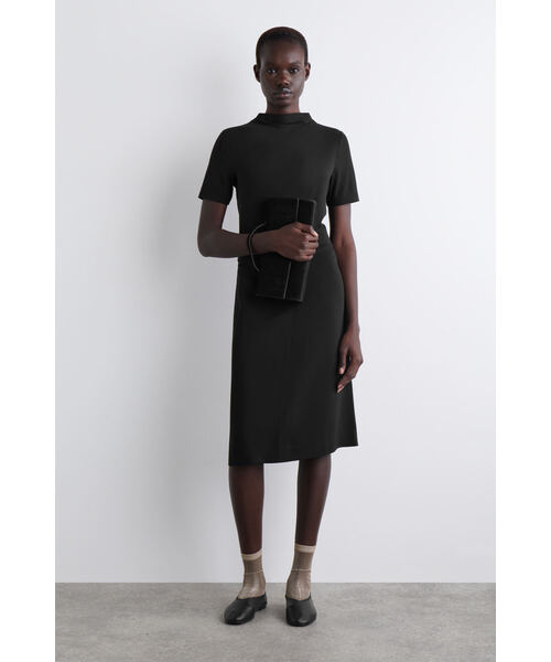 COS(コス)の「透け感のあるリブ編みソックス(ソックス/靴下・レディース・ベージュ/ライトブラウン/ブルー/ピンク/ブラウン・39/41/36/38)」の3枚目の写真