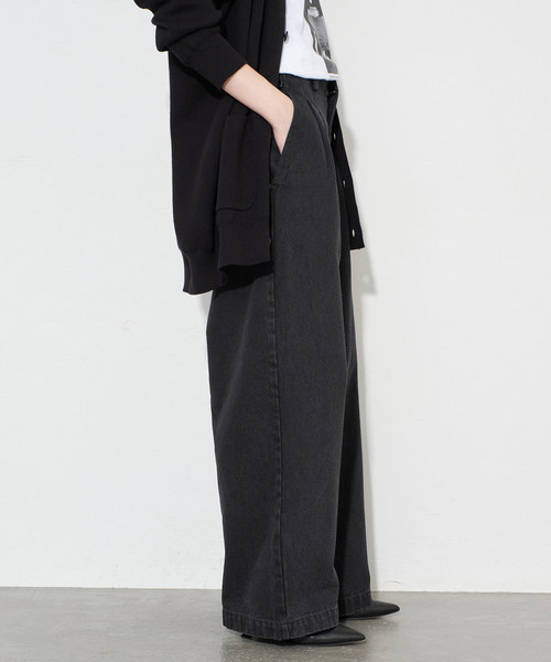 SLOBE IENA(スローブイエナ)の「《4サイズ展開》LEDENIM BLUR TUCK TROUSERデニム(デニムパンツ・レディース・ブラック/ブルー・40/38/36/34)」の19枚目の写真