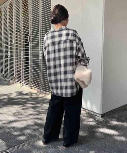 SLOBE IENA(スローブイエナ)の「《4サイズ展開》LEDENIM BLUR TUCK TROUSERデニム(デニムパンツ・レディース・ブラック/ブルー・40/38/36/34)」の3枚目の写真