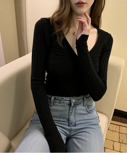 cammie(キャミー)の「ディープVネックデザインニット(ニット/セーター・レディース・ベージュ/ブラック・F)」の2枚目の写真