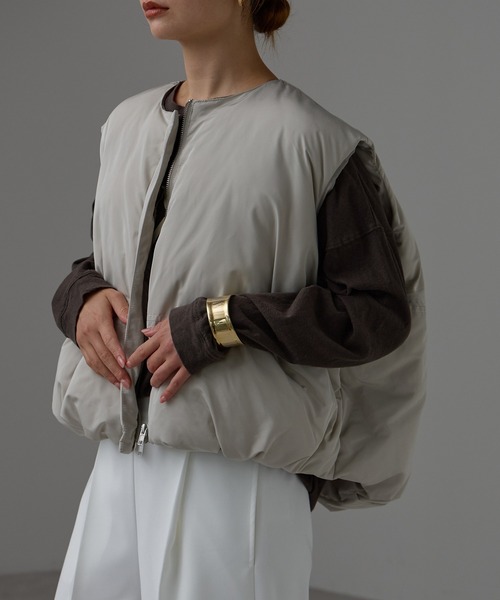 r.(アールドット)の「ファイバーダウン ショートベスト(ダウンベスト・レディース・キナリ/オリーブ/グレイッシュベージュ/ブラック・FREE)」の3枚目の写真