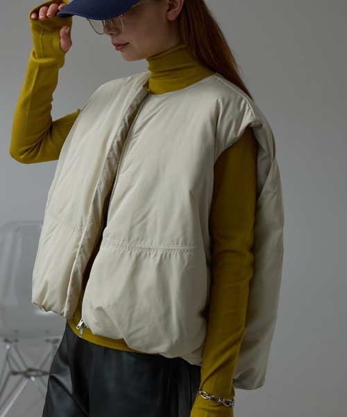 r.(アールドット)の「ファイバーダウン ショートベスト(ダウンベスト・レディース・キナリ/オリーブ/グレイッシュベージュ/ブラック・FREE)」の1枚目の写真