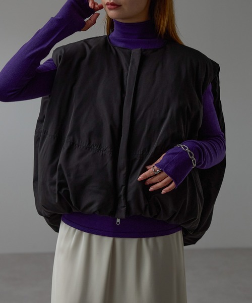 r.(アールドット)の「ファイバーダウン ショートベスト(ダウンベスト・レディース・キナリ/オリーブ/グレイッシュベージュ/ブラック・FREE)」の2枚目の写真