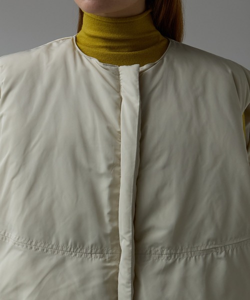 r.(アールドット)の「ファイバーダウン ショートベスト(ダウンベスト・レディース・キナリ/オリーブ/グレイッシュベージュ/ブラック・FREE)」の6枚目の写真