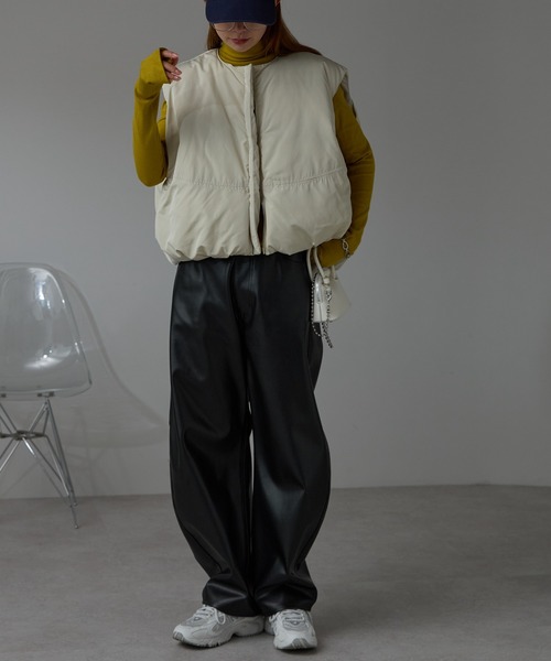 r.(アールドット)の「ファイバーダウン ショートベスト(ダウンベスト・レディース・キナリ/オリーブ/グレイッシュベージュ/ブラック・FREE)」の7枚目の写真