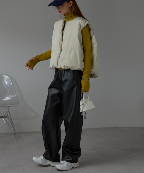 r.(アールドット)の「ファイバーダウン ショートベスト(ダウンベスト・レディース・キナリ/オリーブ/グレイッシュベージュ/ブラック・FREE)」の13枚目の写真