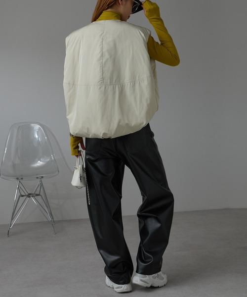 r.(アールドット)の「ファイバーダウン ショートベスト(ダウンベスト・レディース・キナリ/オリーブ/グレイッシュベージュ/ブラック・FREE)」の14枚目の写真