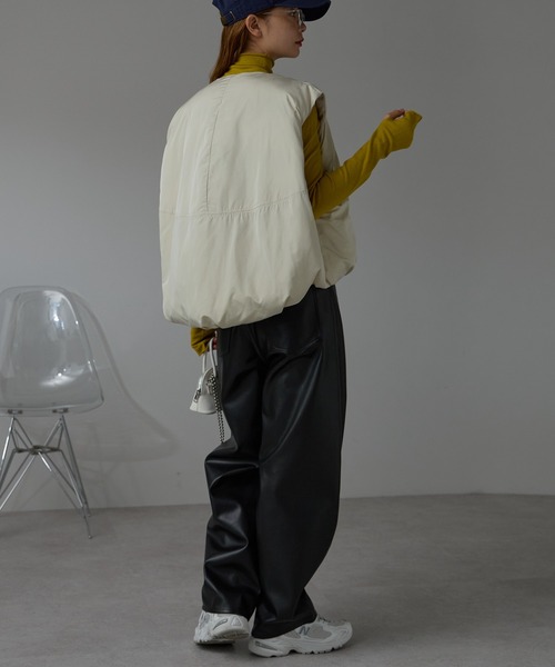 r.(アールドット)の「ファイバーダウン ショートベスト(ダウンベスト・レディース・キナリ/オリーブ/グレイッシュベージュ/ブラック・FREE)」の17枚目の写真