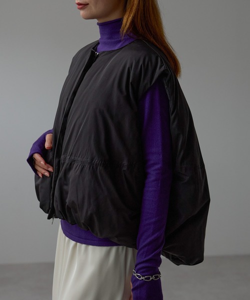 r.(アールドット)の「ファイバーダウン ショートベスト(ダウンベスト・レディース・キナリ/オリーブ/グレイッシュベージュ/ブラック・FREE)」の15枚目の写真