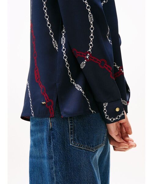 TOMMY HILFIGER(トミーヒルフィガー)の「ソフトビスコースレギュラーシャツ(シャツ/ブラウス・レディース・ネイビー・32inch)」の2枚目の写真