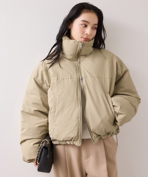 VIS（ビス）の「【WEB限定】軽くてあたたかいパディングショートボリューム中綿ブルゾン（ブルゾン・レディース・ダークブラウン/キナリ/ベージュ/ブラック・FREE）」の4枚目の写真