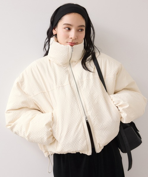 VIS（ビス）の「【WEB限定】軽くてあたたかいパディングショートボリューム中綿ブルゾン（ブルゾン・レディース・ダークブラウン/キナリ/ベージュ/ブラック・FREE）」の2枚目の写真