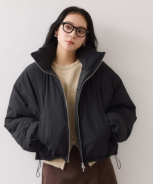 VIS（ビス）の「【WEB限定】軽くてあたたかいパディングショートボリューム中綿ブルゾン（ブルゾン・レディース・ダークブラウン/キナリ/ベージュ/ブラック・FREE）」の3枚目の写真