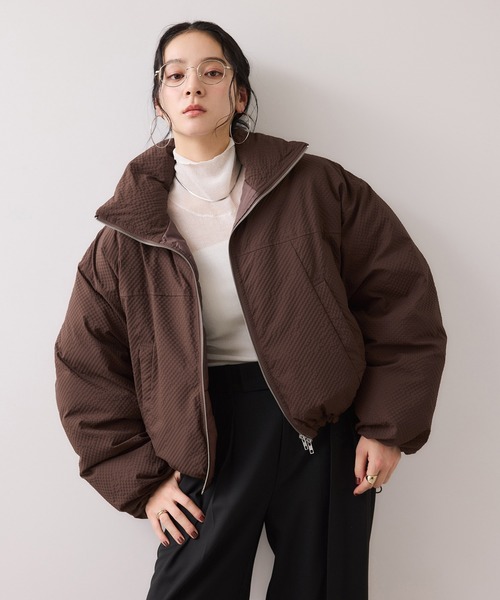 VIS（ビス）の「【WEB限定】軽くてあたたかいパディングショートボリューム中綿ブルゾン（ブルゾン・レディース・ダークブラウン/キナリ/ベージュ/ブラック・FREE）」の6枚目の写真