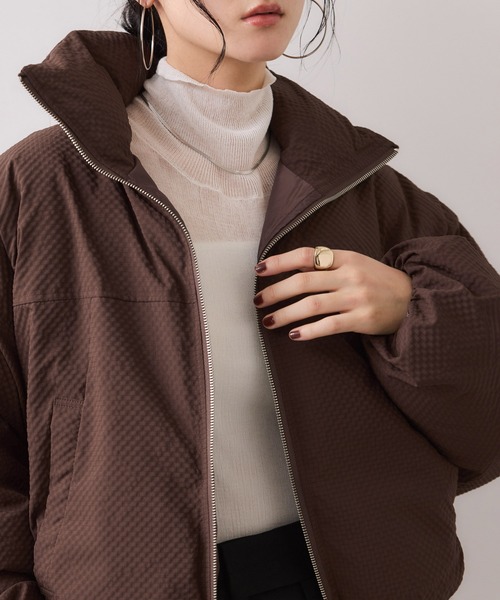 VIS（ビス）の「【WEB限定】軽くてあたたかいパディングショートボリューム中綿ブルゾン（ブルゾン・レディース・ダークブラウン/キナリ/ベージュ/ブラック・FREE）」の7枚目の写真