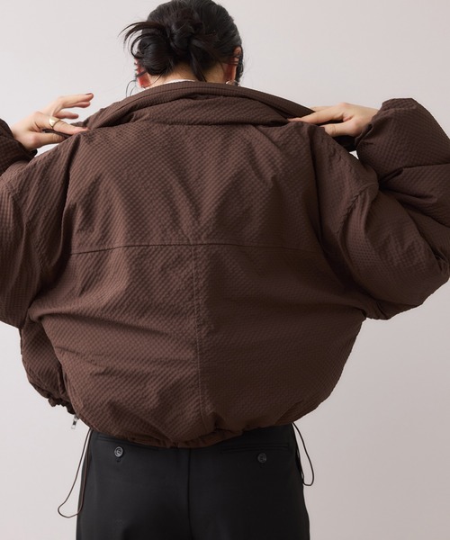 VIS（ビス）の「【WEB限定】軽くてあたたかいパディングショートボリューム中綿ブルゾン（ブルゾン・レディース・ダークブラウン/キナリ/ベージュ/ブラック・FREE）」の8枚目の写真