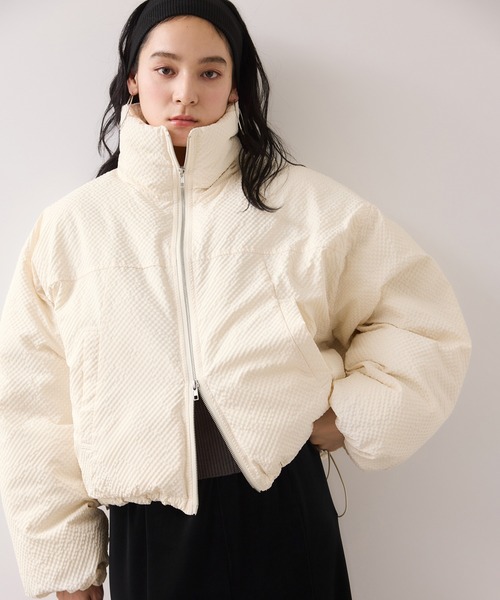 VIS（ビス）の「【WEB限定】軽くてあたたかいパディングショートボリューム中綿ブルゾン（ブルゾン・レディース・ダークブラウン/キナリ/ベージュ/ブラック・FREE）」の9枚目の写真