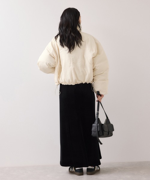 VIS（ビス）の「【WEB限定】軽くてあたたかいパディングショートボリューム中綿ブルゾン（ブルゾン・レディース・ダークブラウン/キナリ/ベージュ/ブラック・FREE）」の11枚目の写真